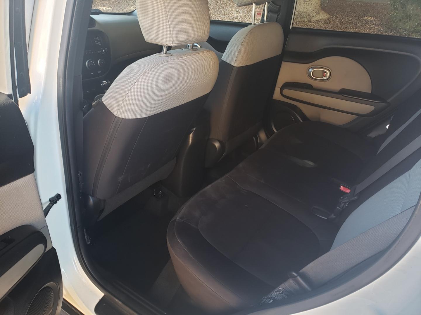 2015 WHITE /gray and black Kia Soul base (KNDJN2A27F7) with an 1.6L L4 DOHC 16V engine, 5-Speed Automatic transmission, located at 323 E Dunlap Ave., Phoenix, AZ, 85020, (602) 331-9000, 33.567677, -112.069000 - Photo#11